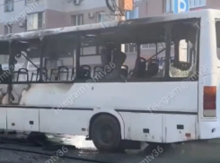 Автобус полностью сгорел в центре Воронежа – опубликовано видео 